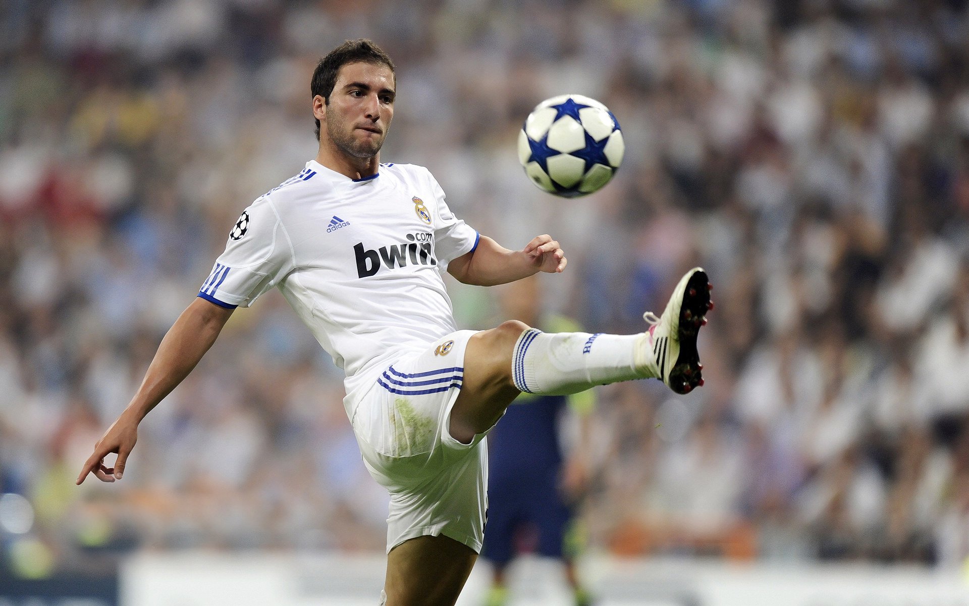 巴黎球星遭凶狠铲球伤退，痛苦落泪，巴黎球迷